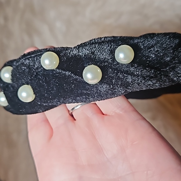 Velour Pearl Headband - Picture 3 of 8